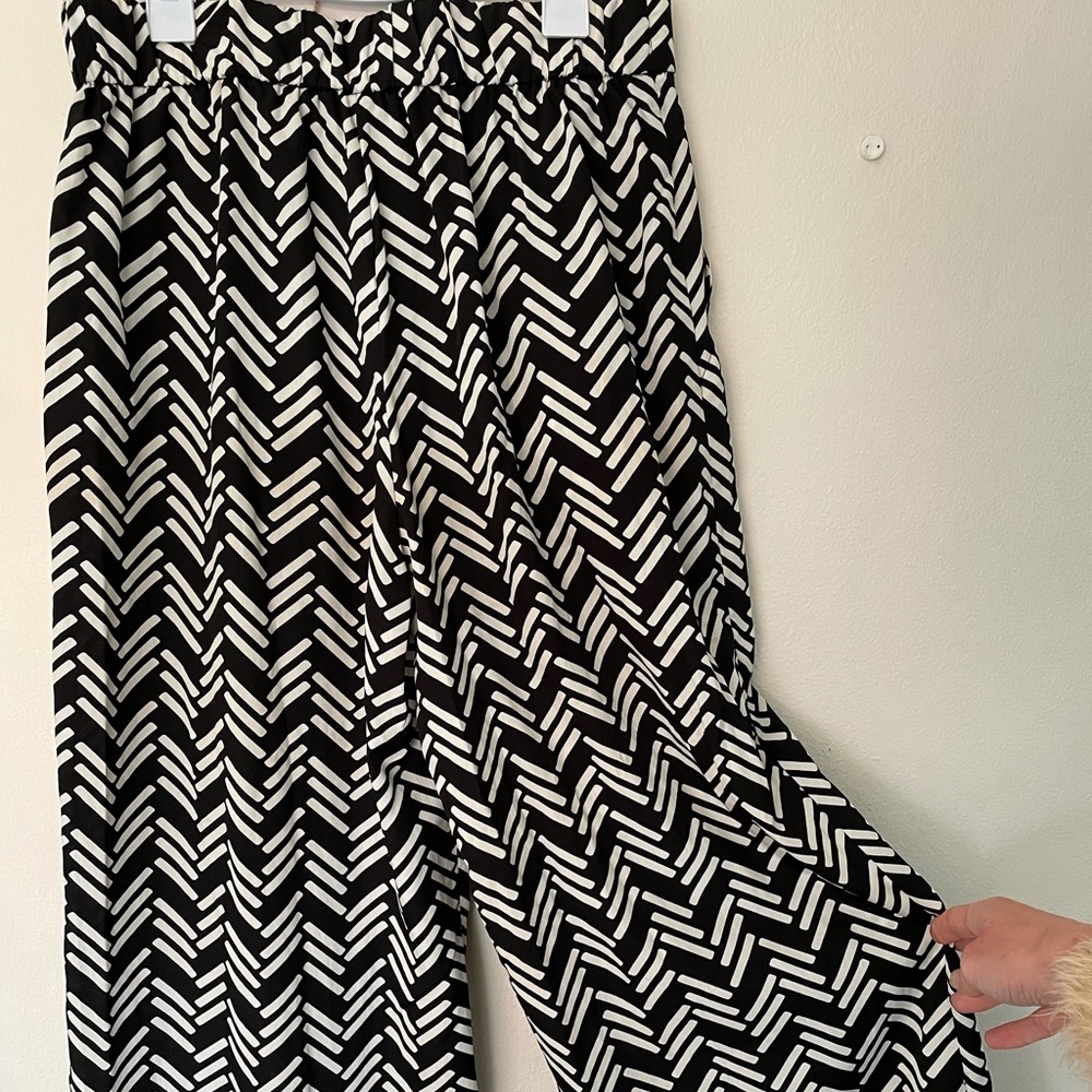 ZARA Black & White Culottes pants - Picture 2 of 4
